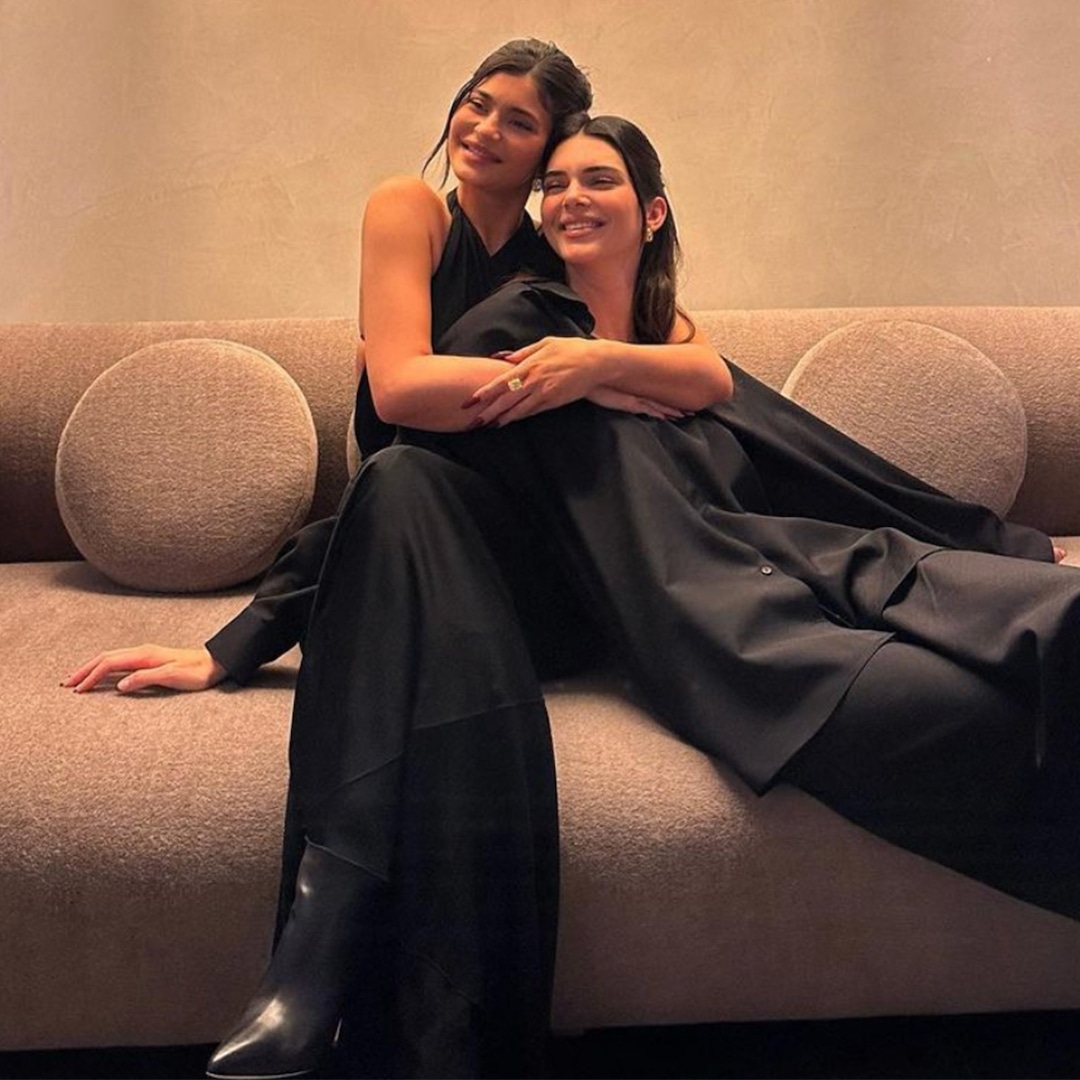 Get a Glimpse Contained in the Kardashian-Jenner Household’s Thanksgiving Feast Get a Glimpse Contained in the Kardashian-Jenner Household’s Thanksgiving Feast